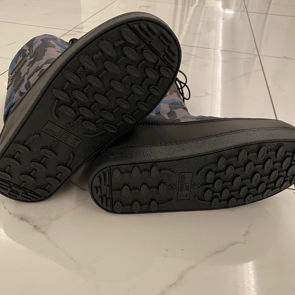 New Moschino Blue Camouflage Moon Boots - Picture 5 of 6